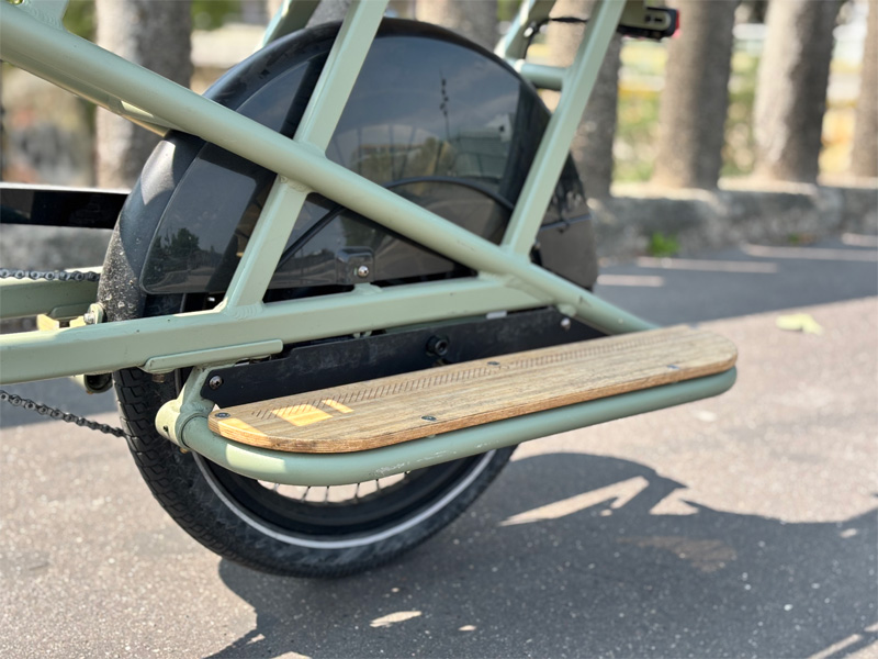 Repose pieds en bamboo du vélo cargo r500e btwin Decathlon